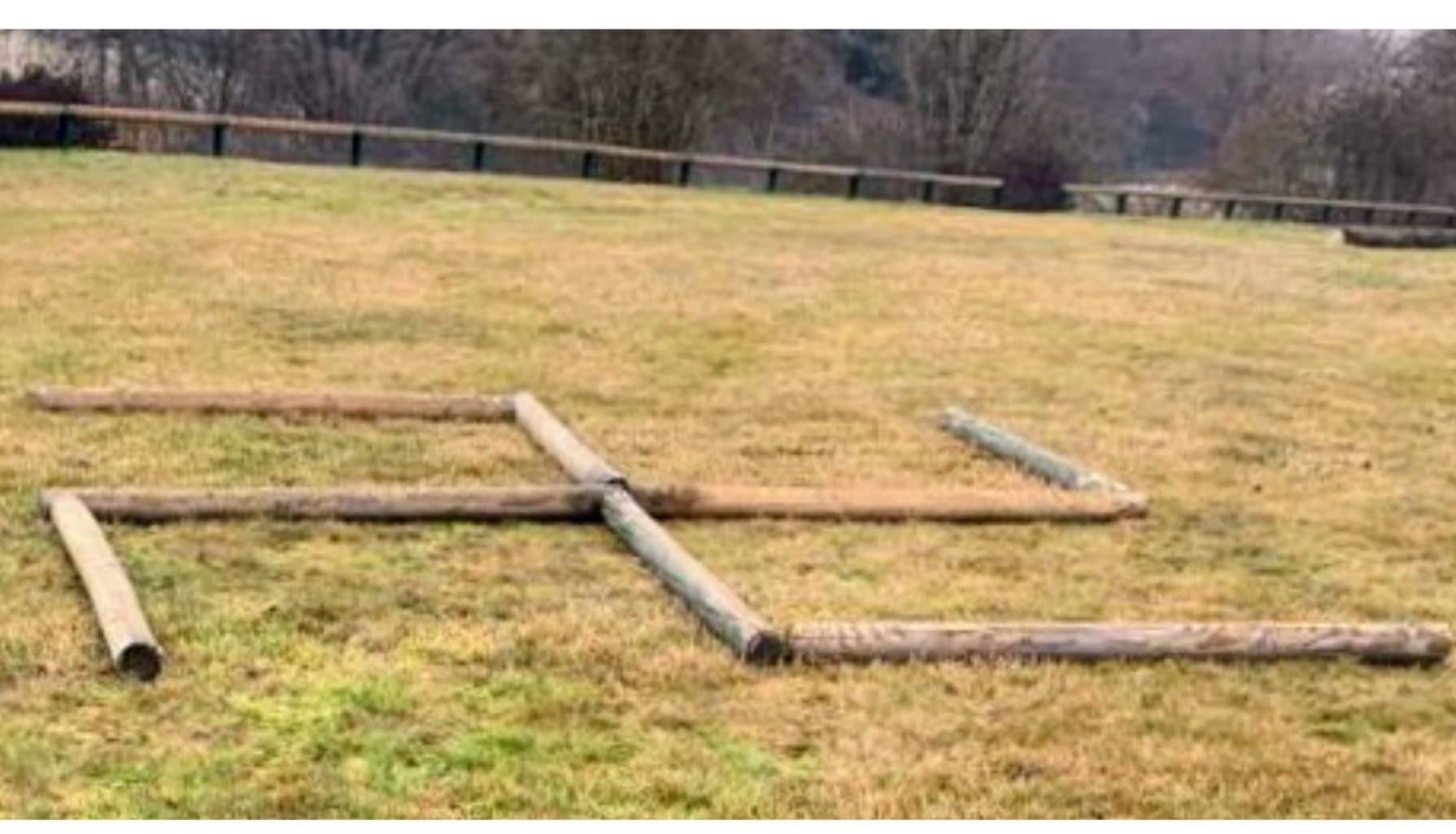 Provocazione fascista: svastica accanto al Monumento al Deportato nel Parco Nord di Milano