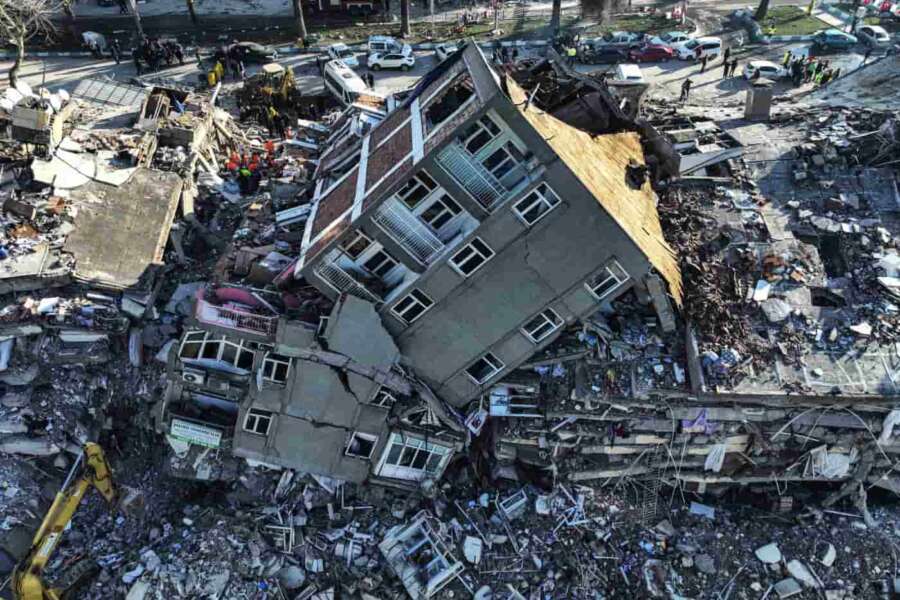 Terremoto in Turchia e Siria, oltre 21mila morti. Non si perde la speranza e si continua a scavare
