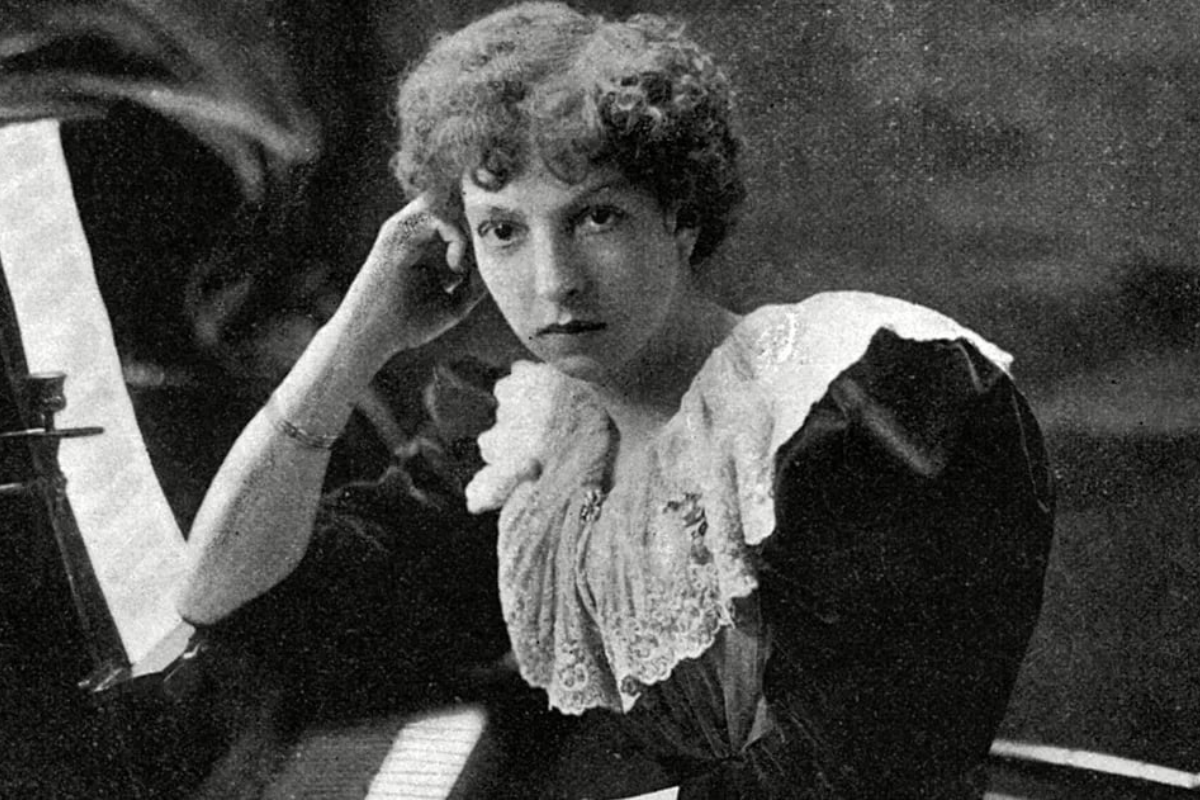 Cécile Chaminade al piano Cécile Chaminade al piano