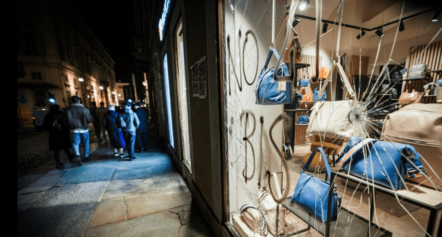 Gli insurrezionalisti devastano Torino dopo una manifestazione annuciata: l'ordine pubblico di Piantedosi