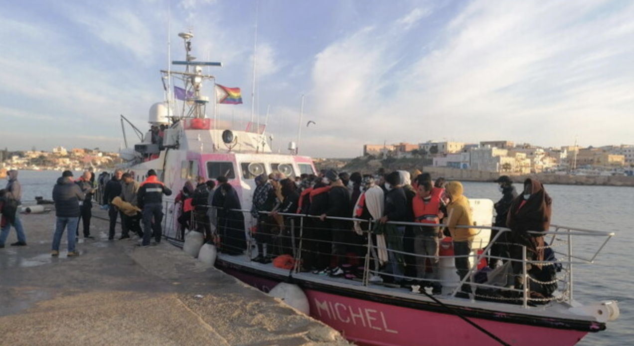 Lampedusa, 1200 sbarchi in 24 ore: nell'hotspot la capienza è stata superata di 5 volte...