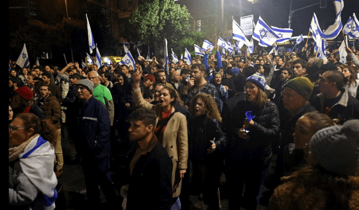 Israele, Netanyahu cede alla proteste e congela la riforma della giustizia: "No a una guerra civile"