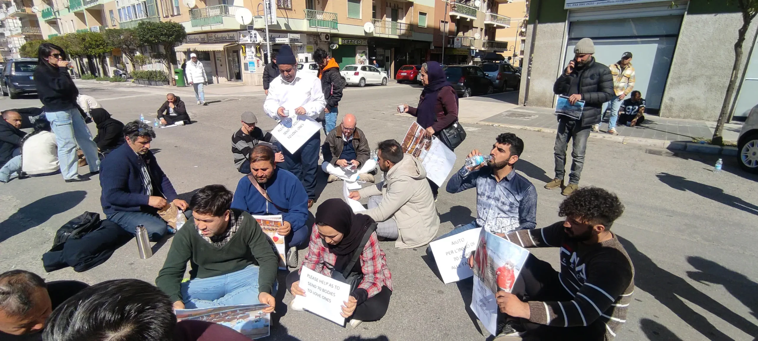 protesta-parenti-naufragio-cutro Cutro, i parenti delle vittime contro il governo: "Vogliamo decidere noi dove portarli"