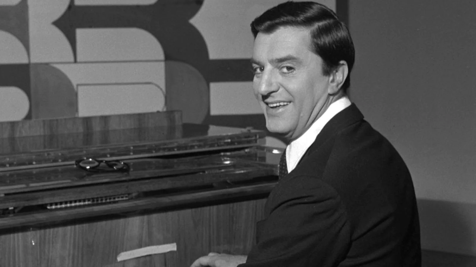 souvenir-d-italie “Souvenir d’Italie”, alle 21.25 su Rai 3: il docufilm su Lelio Luttazzi, nel centenario della nascita