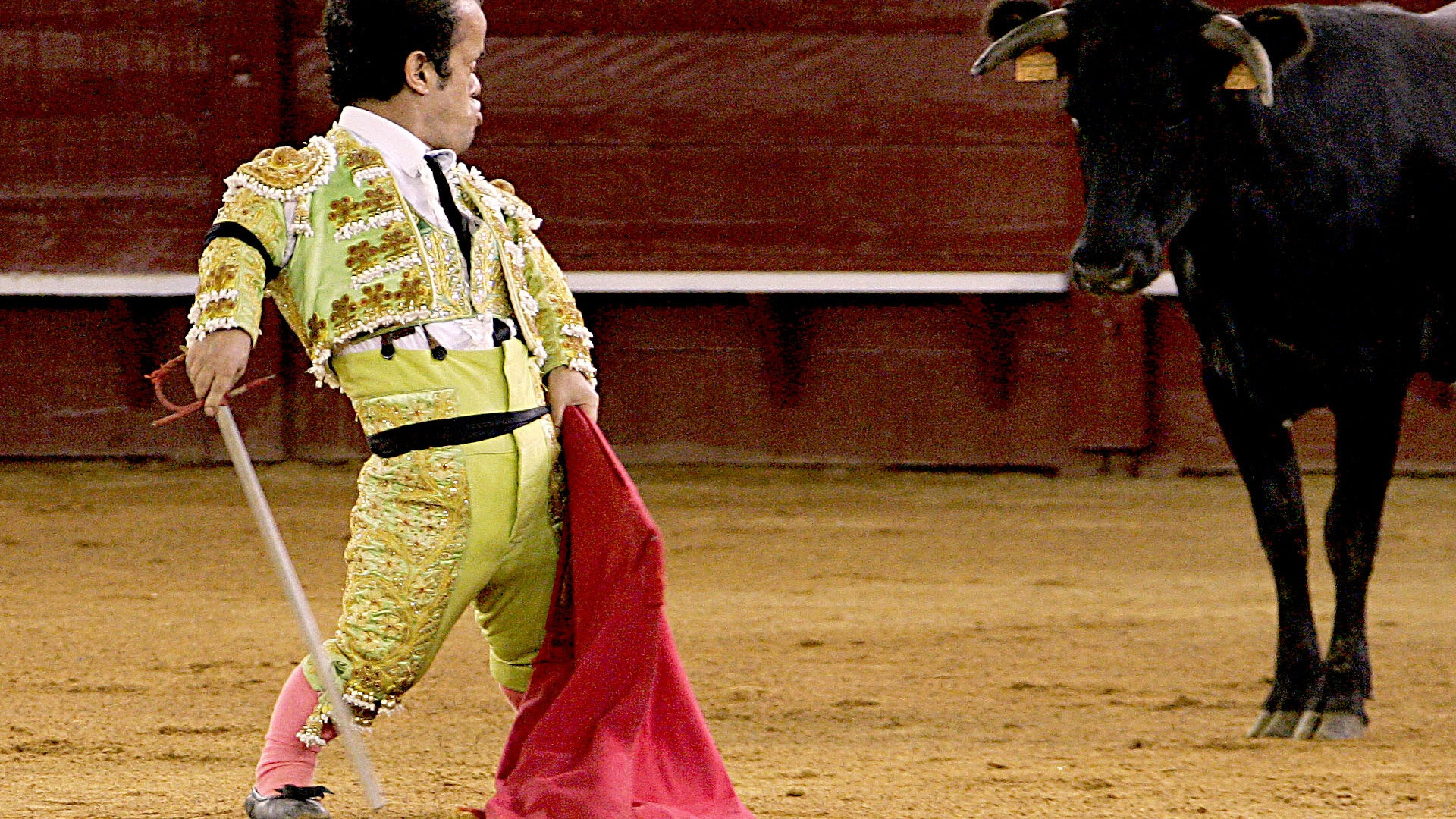 La Spagna mette al bando la corrida e gli spettacoli dei "nanetti toreri"