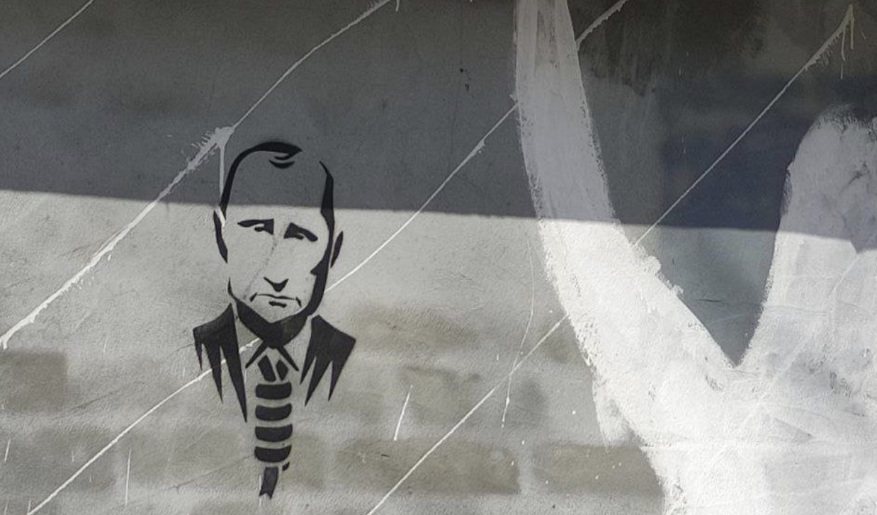 Putin con il cappio al collo: il graffito sopravvive alla censura
