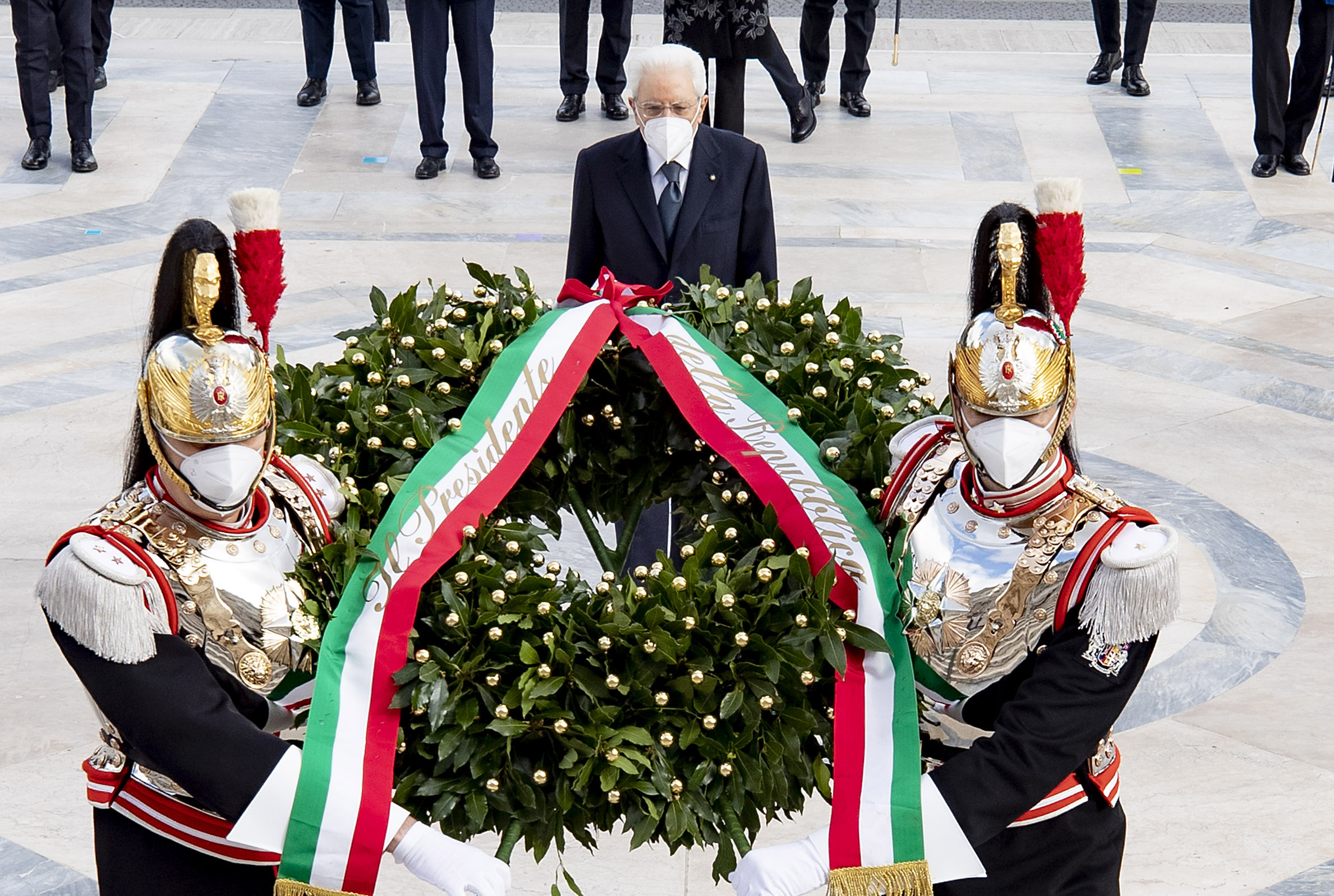 25 aprile, Festa della Liberazione, Mattarella depone la corona d’alloro sulla tomba del milite ignoto Le programmazioni Rai per l'Anniversario della Liberazione