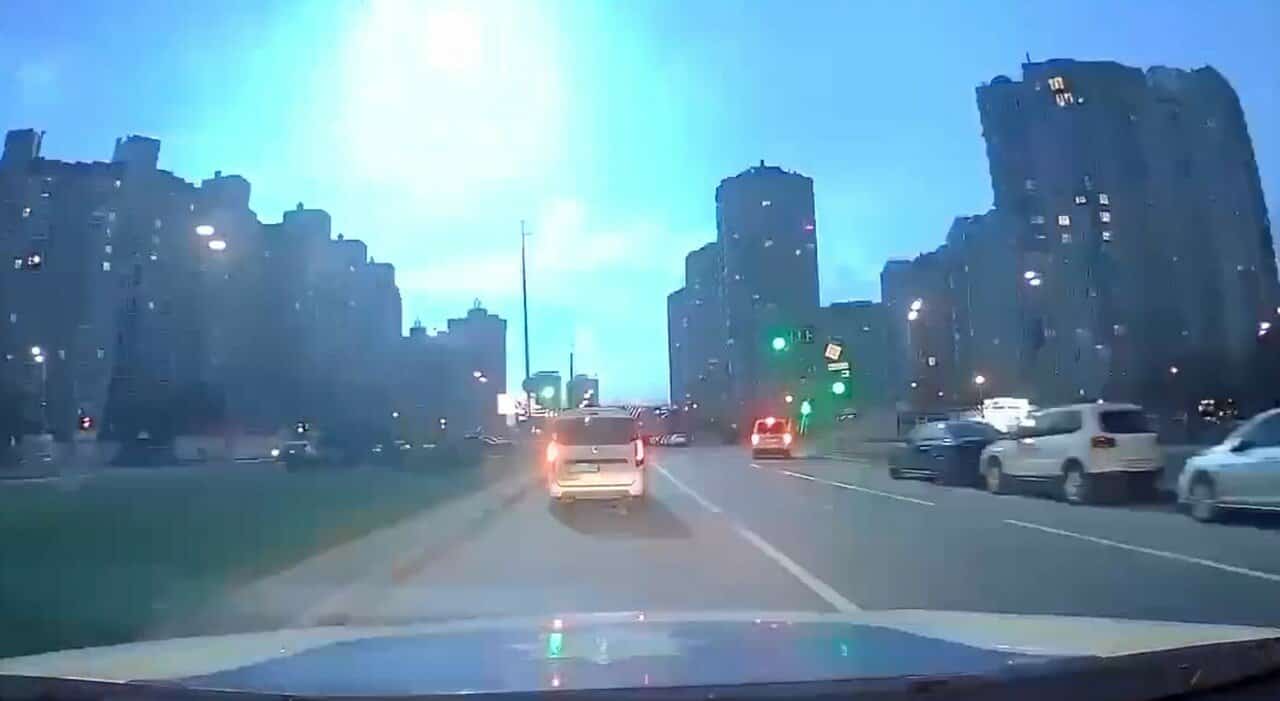 Bagliore sul cielo di Kiev e partono le ipotesi: satellite Usa caduto o meteorite
