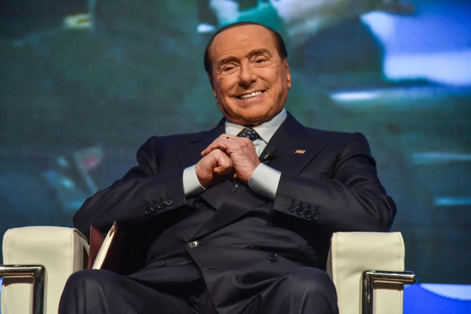 silvio-berlusconi Berlusconi non può alzarsi per camminare: ecco gli ultimi aggiornamenti sulla sua salute