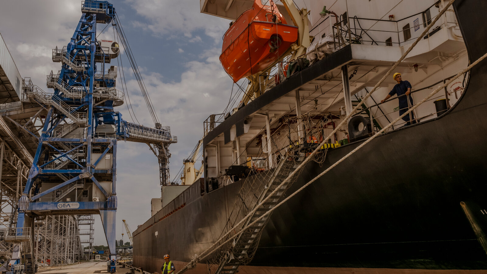 Il porto di Pivdennyi ferma le operazioni: la Russia non consente l'ingresso alle navi