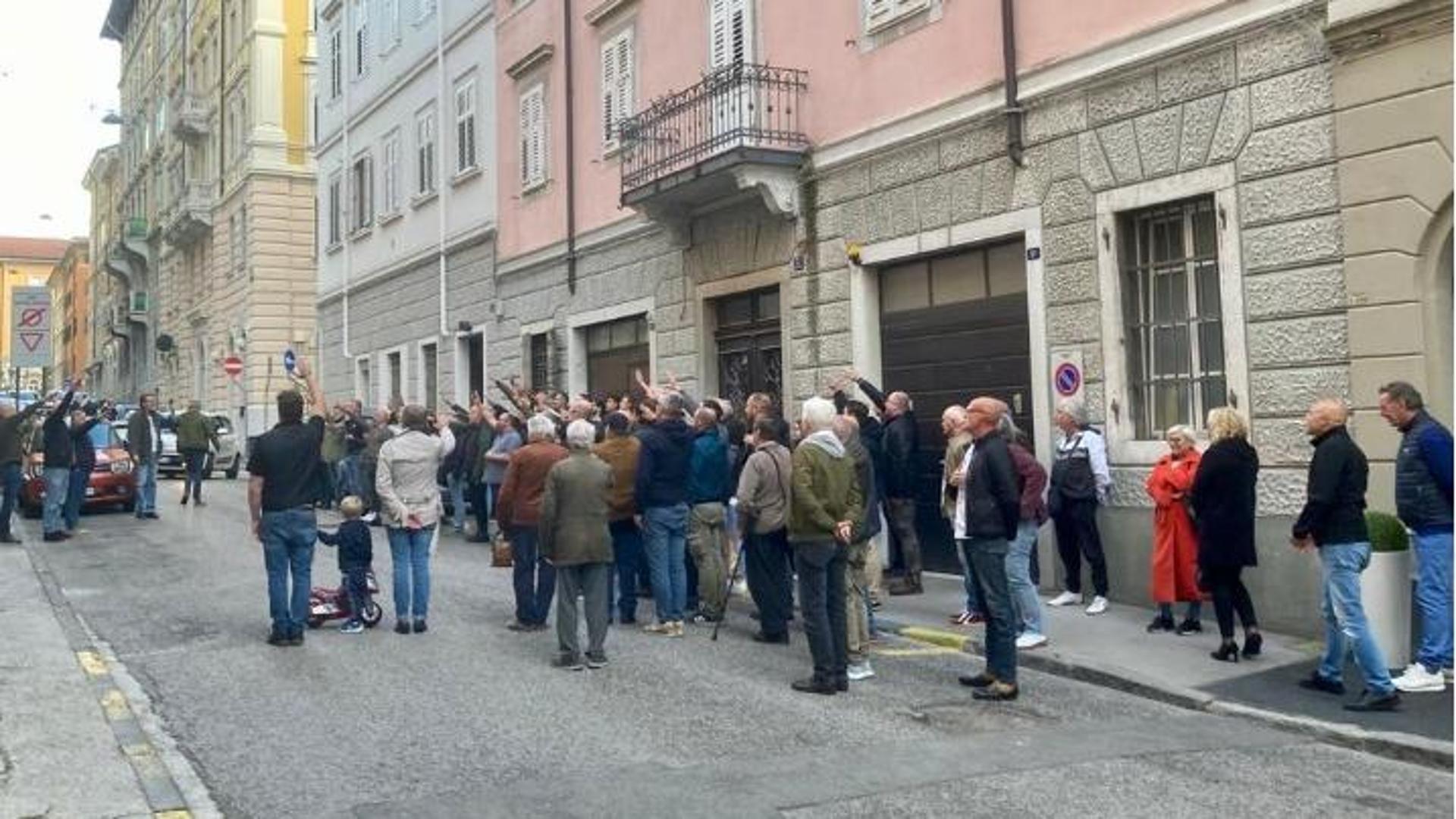Trieste, saluti fascisti a una commemorazione: protagonista un assessore di Fdi Trieste, saluti fascisti a una commemorazione: protagonista un assessore di Fdi