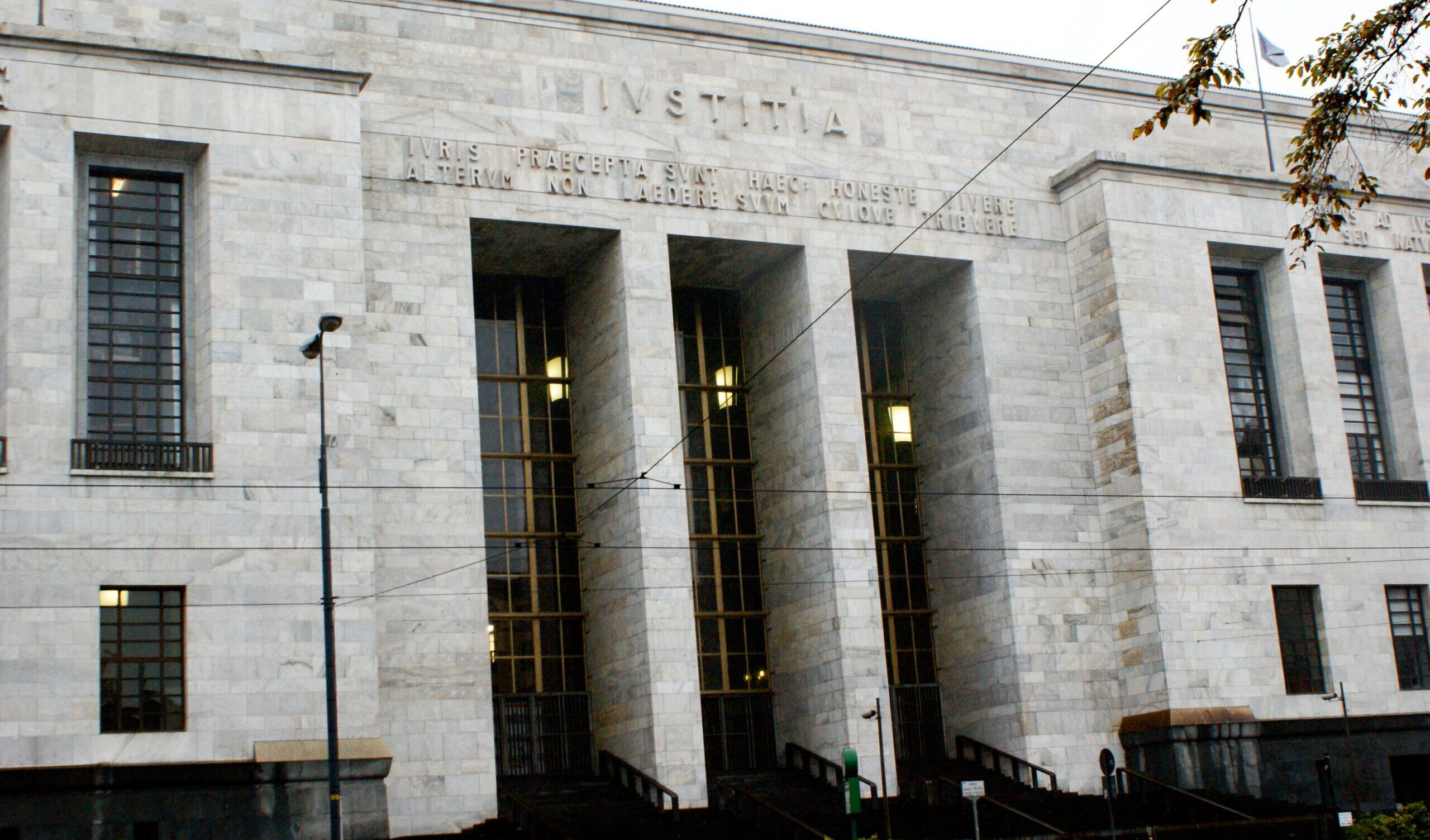 Confessa al giudice 9 anni di abusi sessuali alla figlia e di averla 'offerta' a un altro uomo Confessa al giudice 9 anni di abusi sessuali alla figlia e di averla 'offerta' a un altro uomo