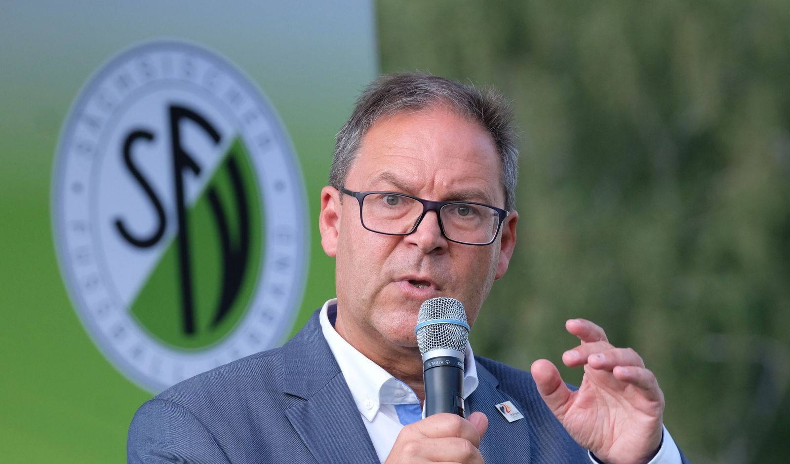 Il dirigente della Federcalcio: "Berlino chiusa per un ex attore ucraino". Poi le scuse