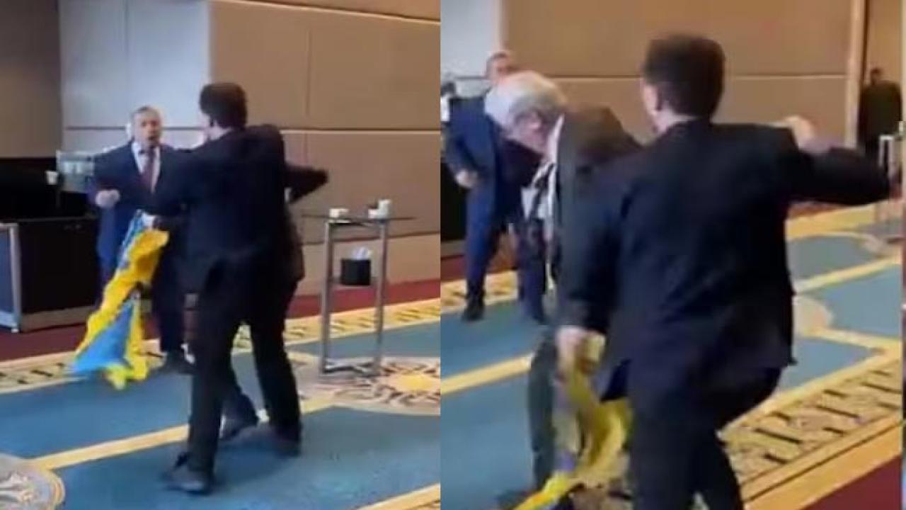 Ankara: il delegato di Kiev picchia il russo che aveva strappato la bandiera ucraina Ankara: il delegato di Kiev picchia il russo che aveva strappato la bandiera ucraina