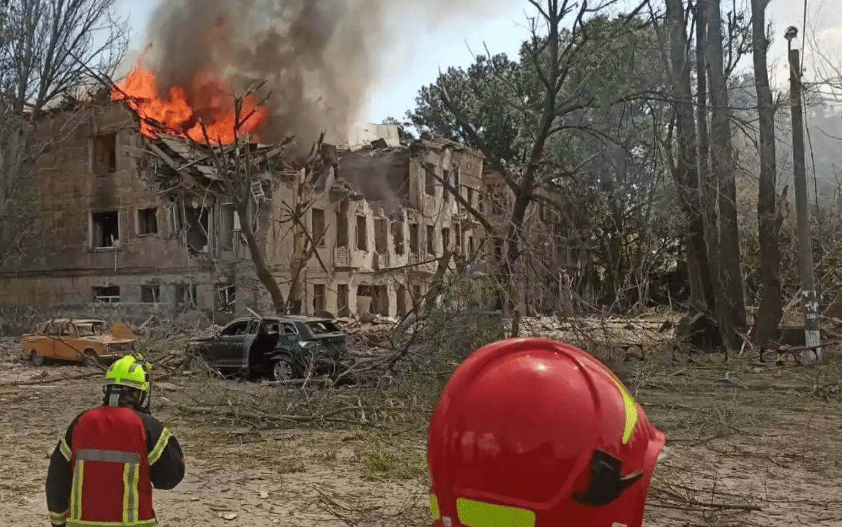 I russi bombardano una struttura medica a Dnipro: un morto e 15 feriti