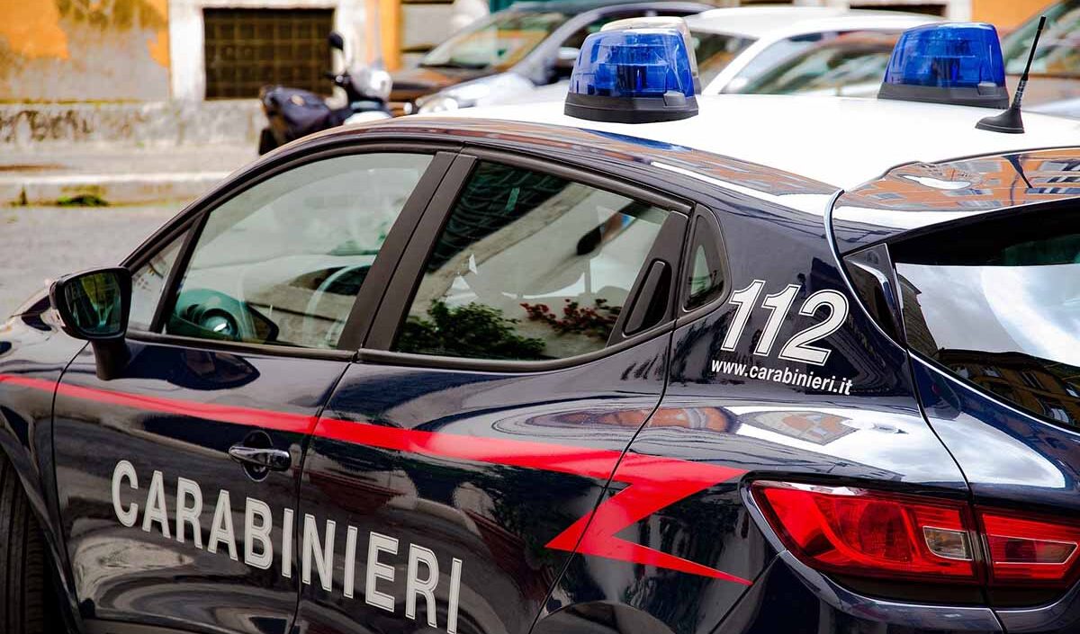 Chiama i soccorsi per un malore, ma arrivano anche i carabinieri e lo denunciano per spaccio e alterazione di armi