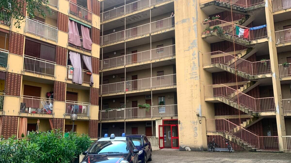 condominio-milano Uccide un uomo con delle forbici, poi si toglie la vita lanciandosi dal settimo piano