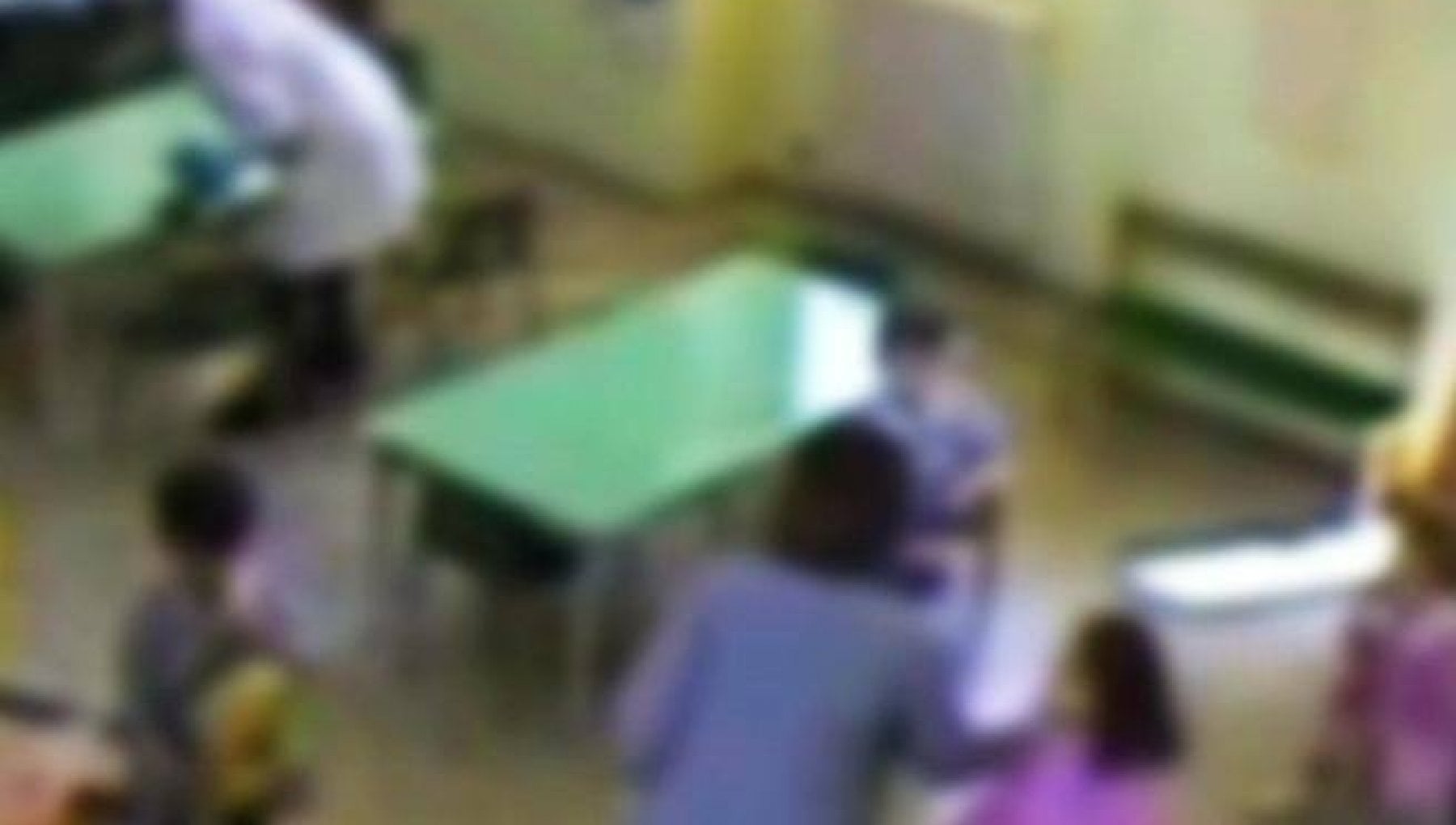 Un'insegnante di sostegno picchiava un bimbo di 7 anni: violenze e soprusi riprese dalle telecamere