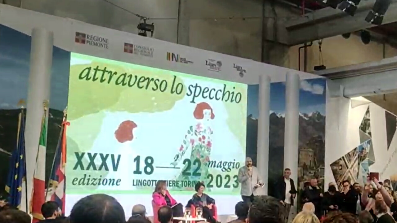 Roccella contestata dalle attiviste al Salone del libro: interviene la polizia