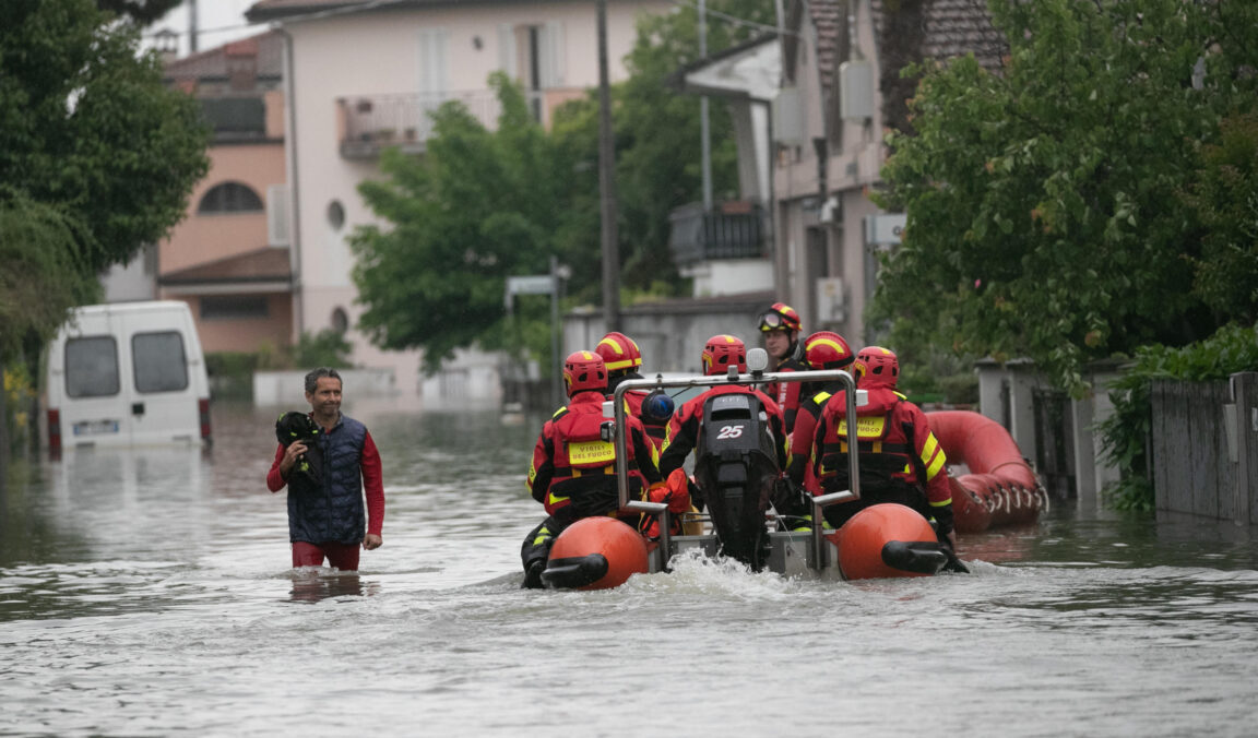 Alluvione, a Ravenna il giorno più lungo: l’acqua avanza e scarseggia il cibo