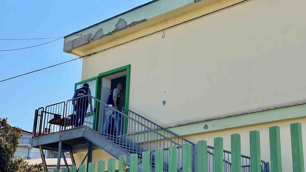 Pescara, studentessa di 12 anni cade dalla finestra della classe: è in codice rosso