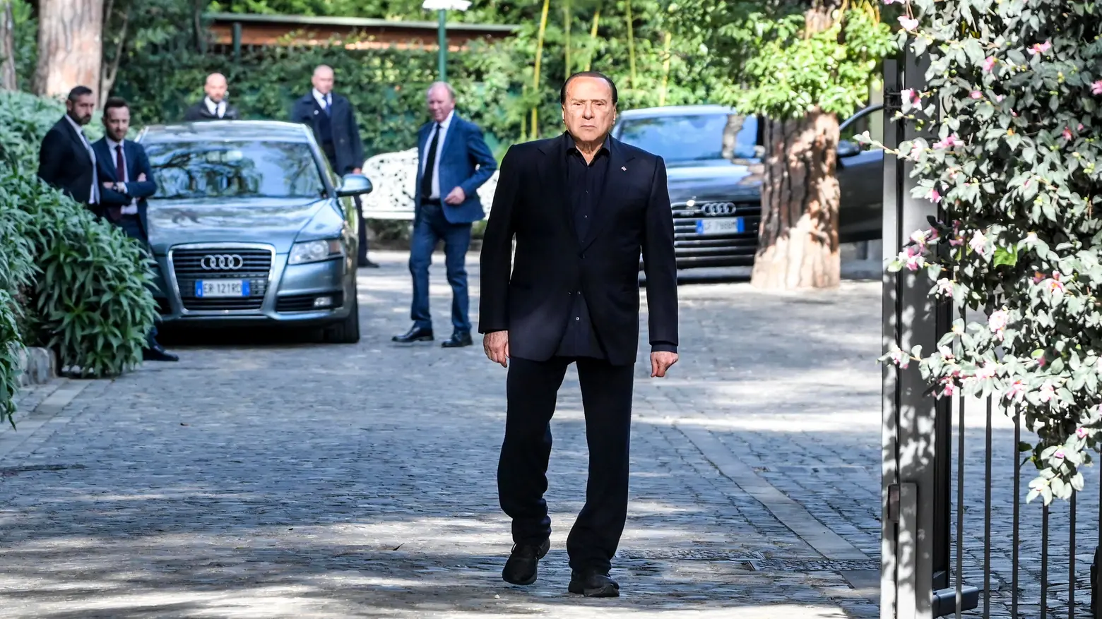 silvio-berlusconi Berlusconi fuori dall'ospedale: l'ex Cavaliere era ricoverato da 45 giorni