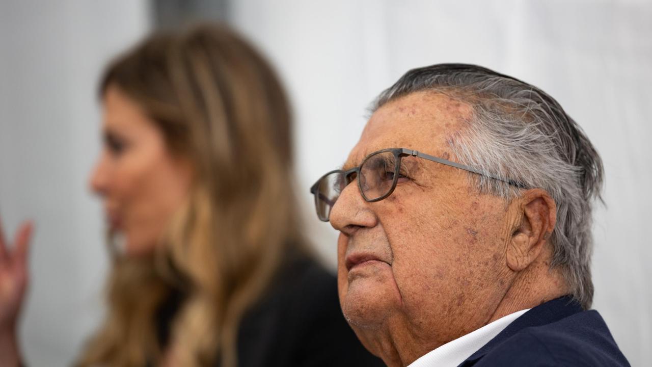 De Benedetti attacca Giorgia Meloni: "Ecco perché andrà a sbattere contro l'Europa" De Benedetti attacca Giorgia Meloni: "Ecco perché andrà a sbattere contro l'Europa"