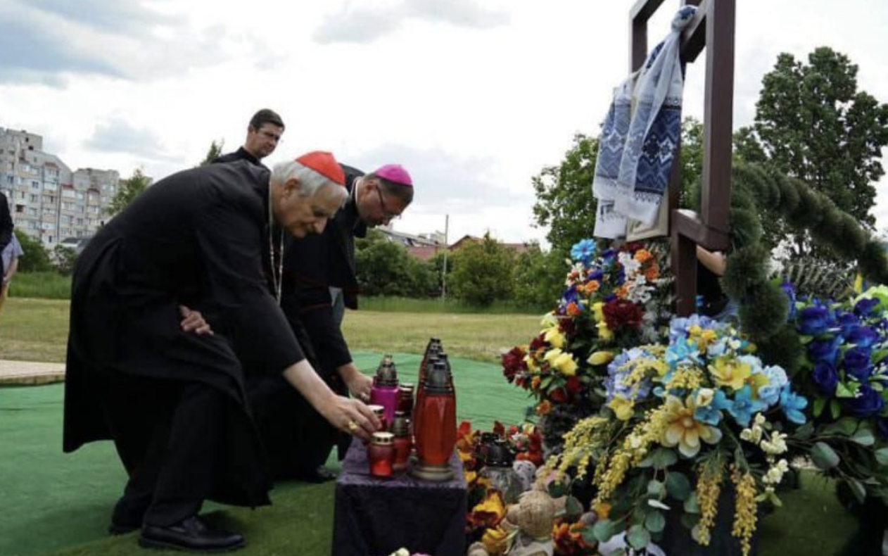 Zuppi omaggia le vittime di Bucha e li paragona ai morti delle strage nazi-fasciste