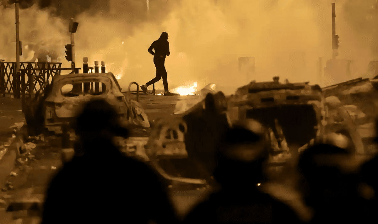 Francia, altre 72 persone fermate nella notte: le parole di Macron per le Forze dell'ordine