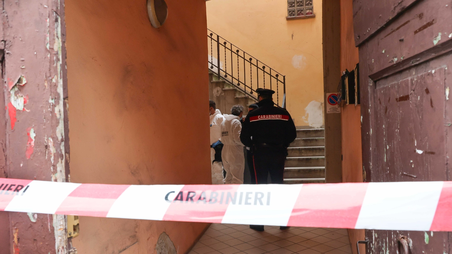 Omicidio suicidio, un uomo uccide il figlio 54enne e si toglie la vita: la lite per un'autofficina