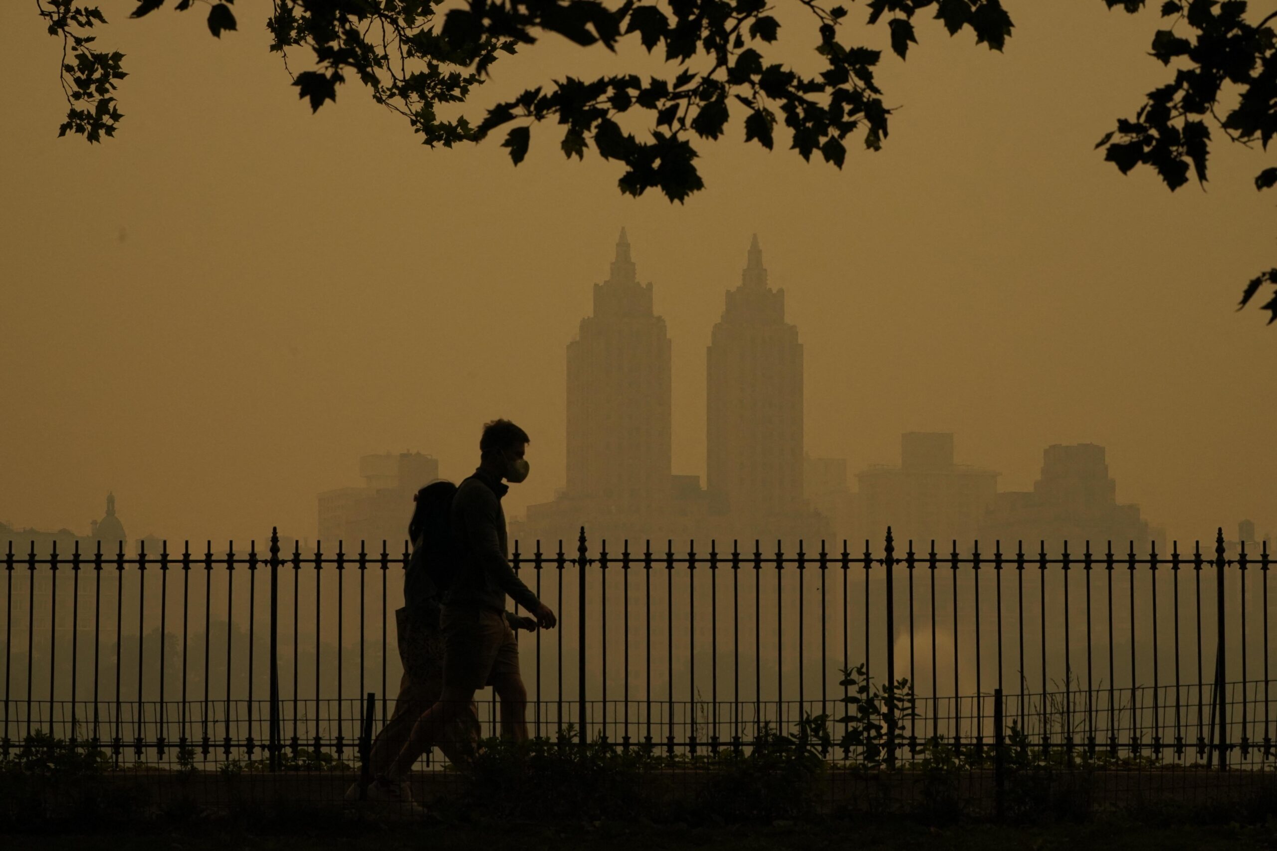 New York invasa dal fumo, è allarme per la qualità dell'aria dopo gli incendi in Canada