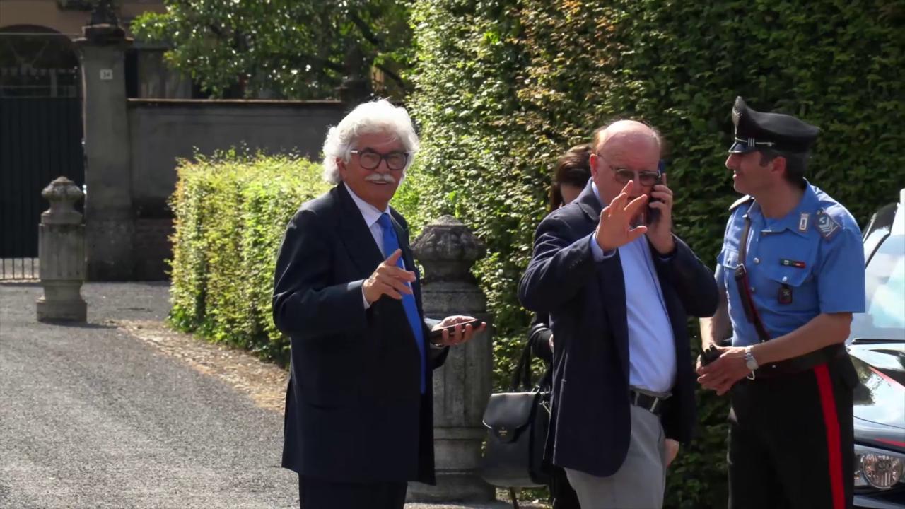 razzi-boldi-arcore Berlusconi, rimossa una corona di fiori di "Escort Advisor": e Boldi e Razzi non vengono fatti entrare...