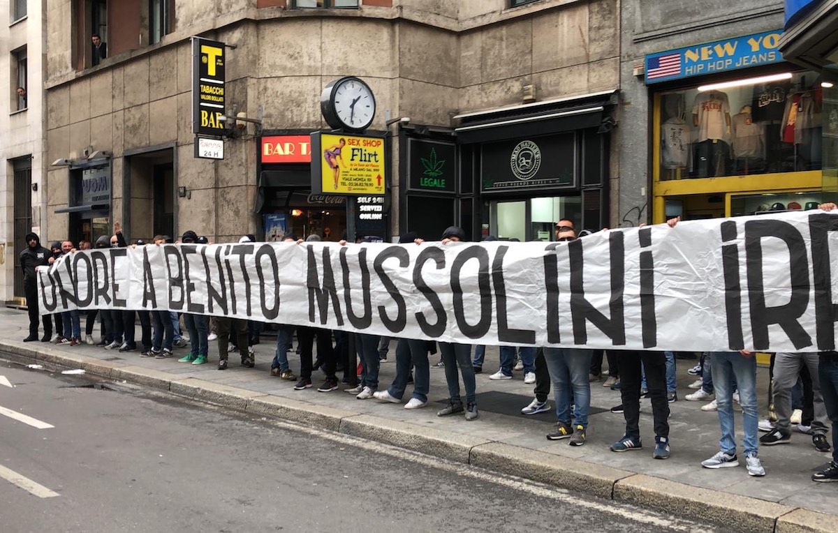 ultras-lazio-mussolini Striscione e saluti fascisti a piazzale Loreto, un anno di reclusione a un ultras della Lazio