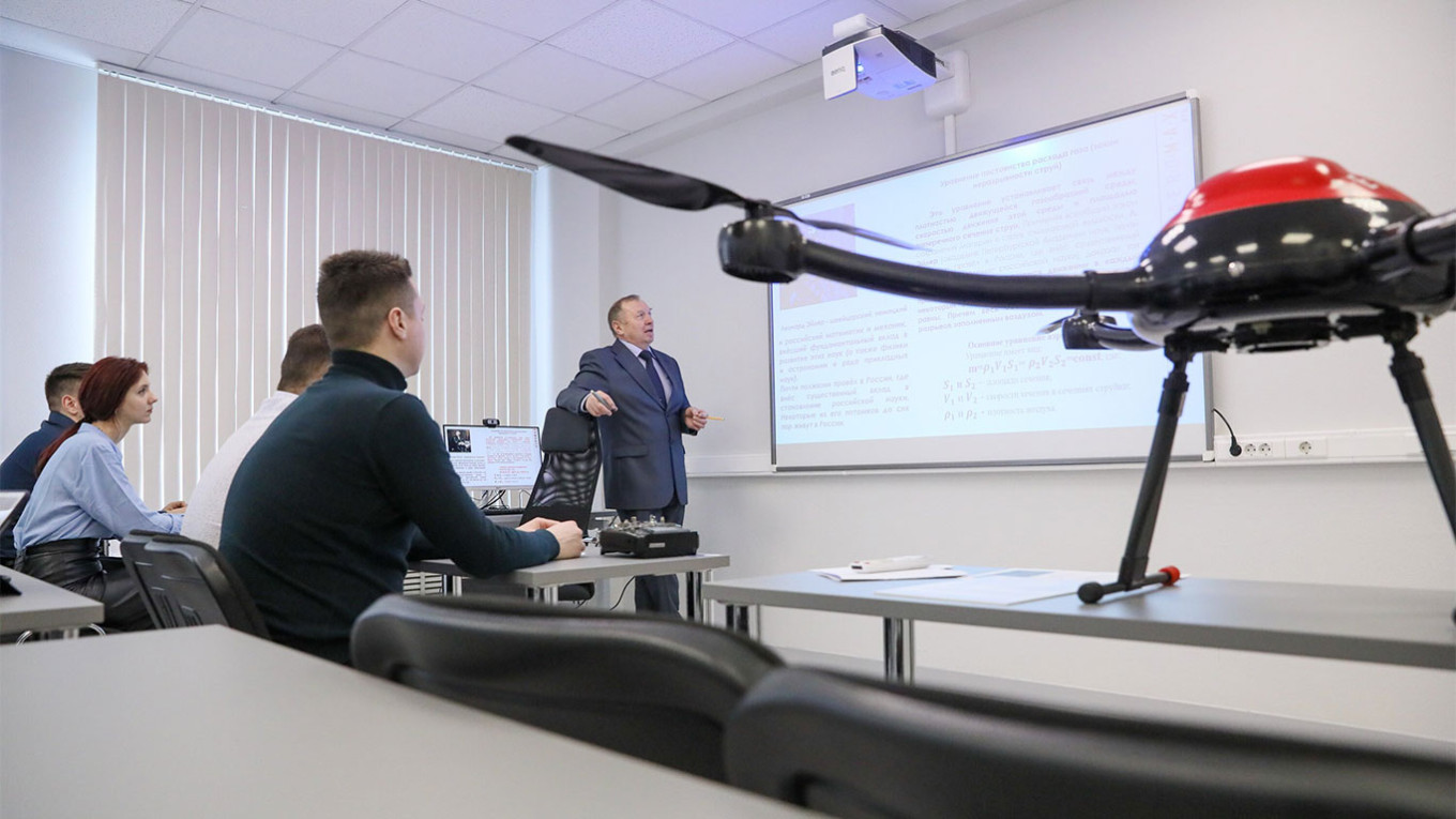 Gli studenti russi si addestreranno all'uso dei droni da combattimento Gli studenti russi si addestreranno all'uso dei droni da combattimento