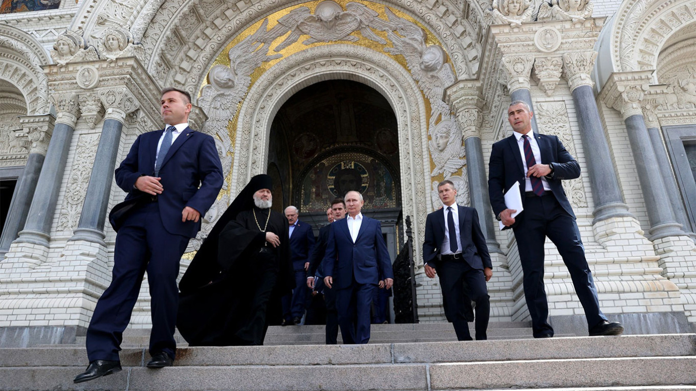 Putin firma la legge che vieta i cambi di sesso e discrimina i transgender