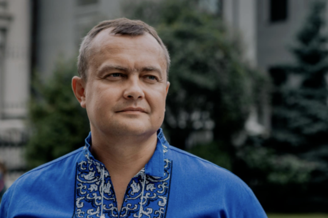 Deputato ucraino in vacanza alle Maldive, Zelensky: "Tradimento"