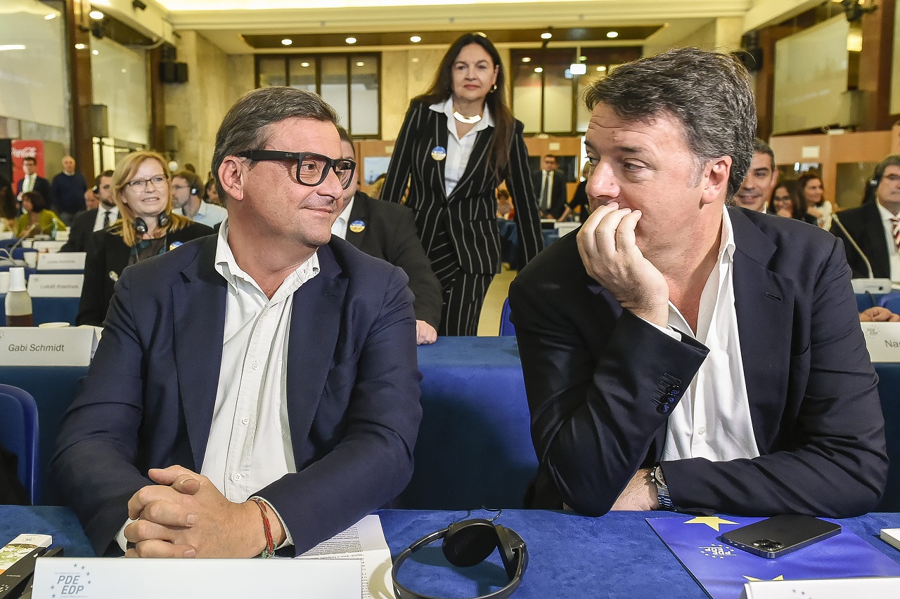 Calenda attacca Renzi (senza nominarlo): "Mai un'alleanza con chi prende soldi da Stati extra europei" Calenda attacca Renzi (senza nominarlo): "Mai un'alleanza con chi prende soldi da Stati extra europei"