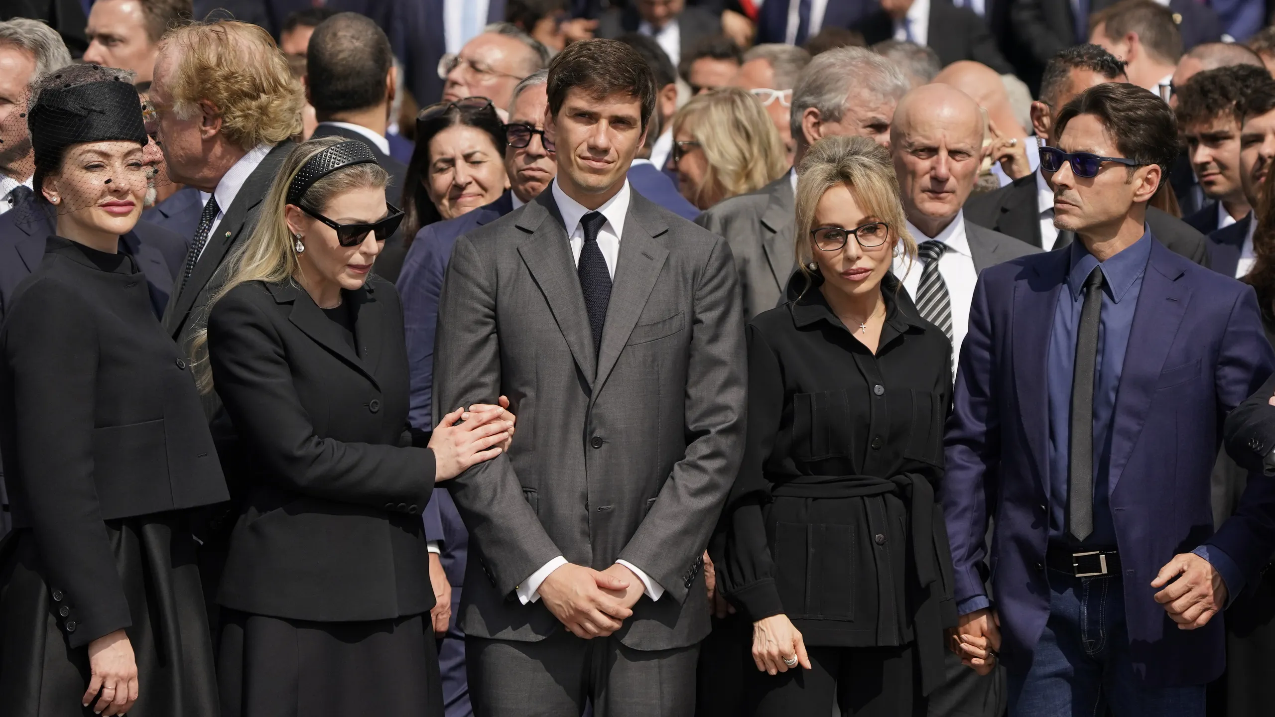 famiglia-figli-berlusconi Marina Berlusconi: "Mio padre perseguitato anche da morto, finanziato da Cosa Nostra? Ma chi ci crede..."