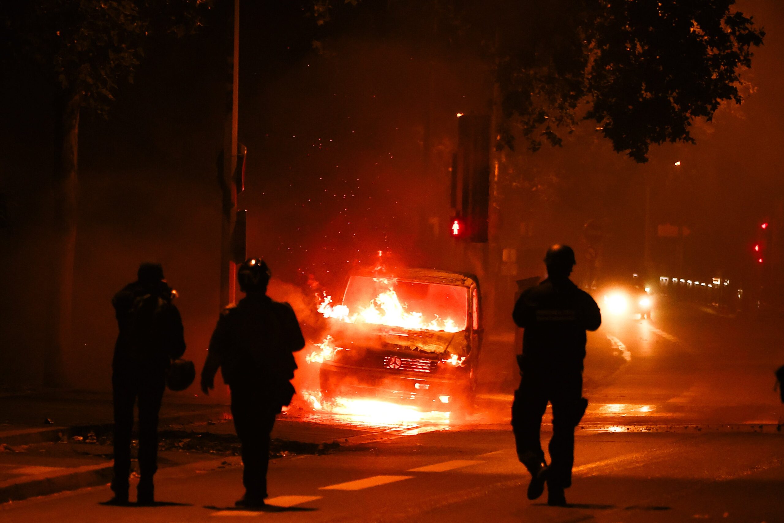 Francia nel caos tra saccheggi e violenze: muore un manifestante, oltre mille arresti