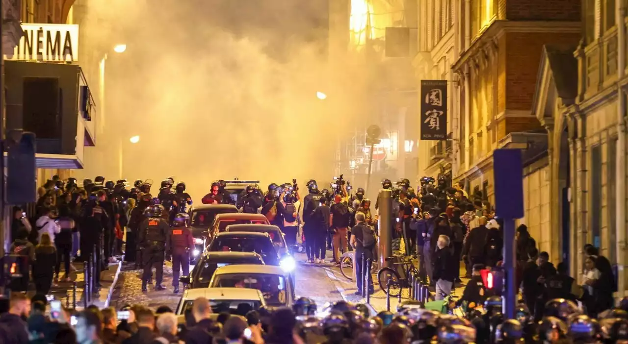 Francia, il governo pensa di limitare i social per evitare il diffondersi della violenza: ecco come