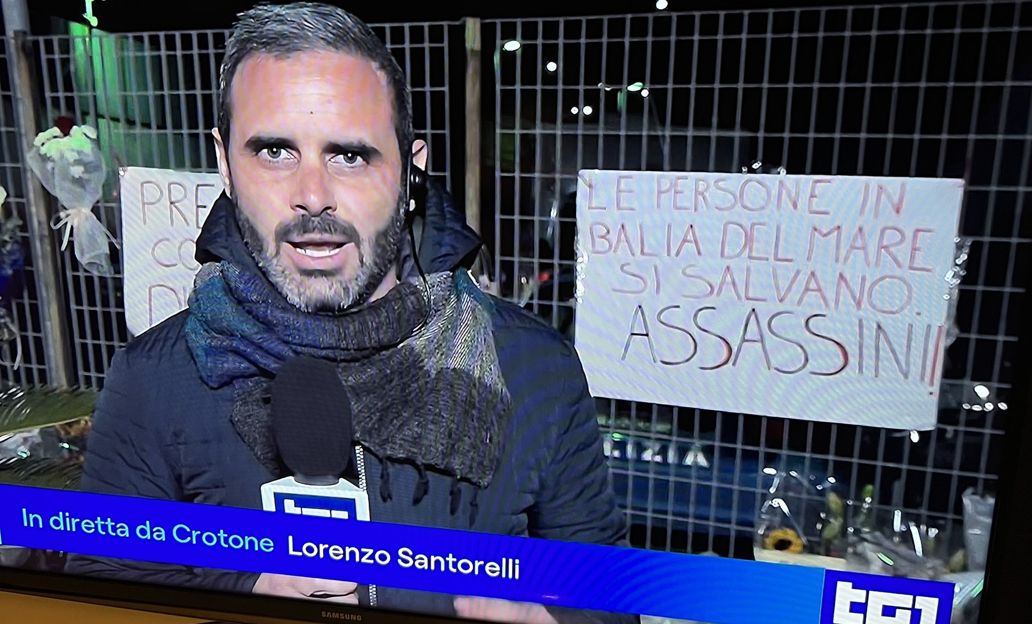 Lampedusa, giornalista Rai aggredito: "Smettila di parlare dei neri"