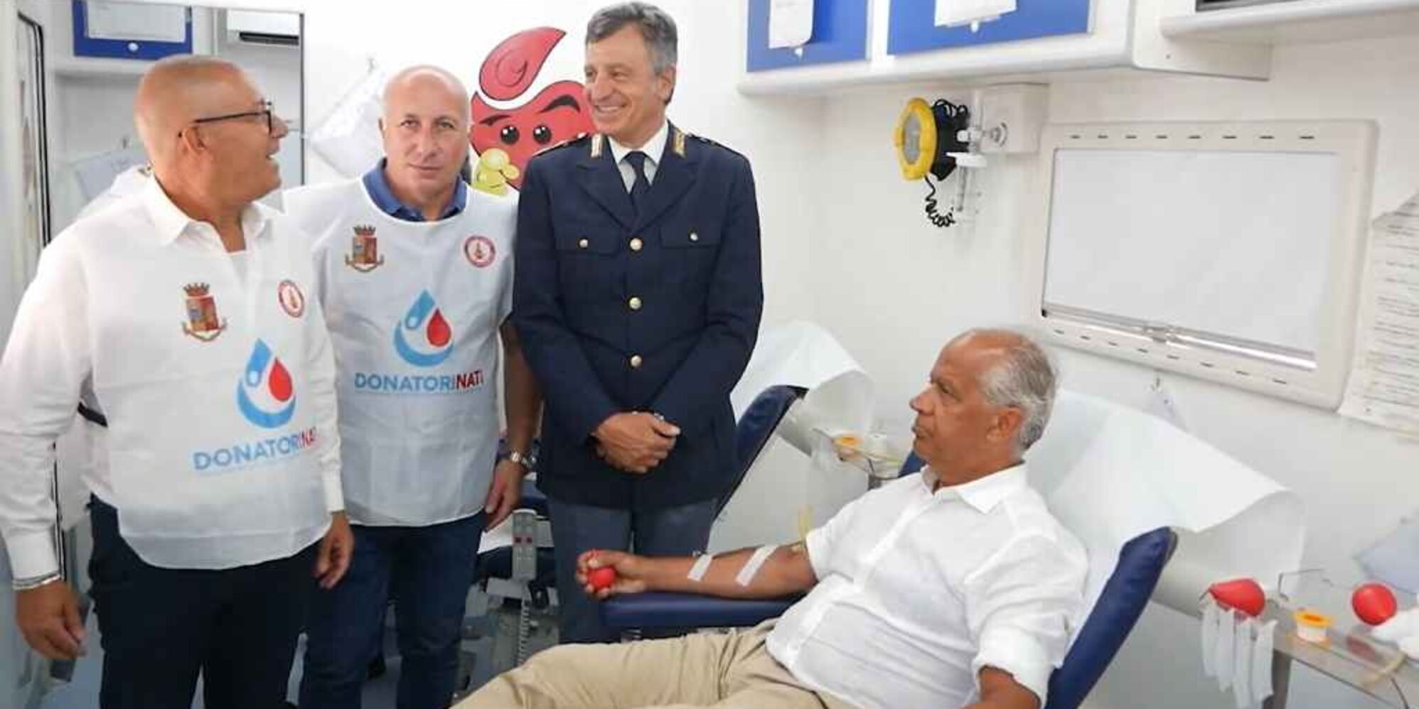 Sbarchi fuori controllo, Piantedosi cerca di rifarsi un'immagine donando sangue in favore di fotografo