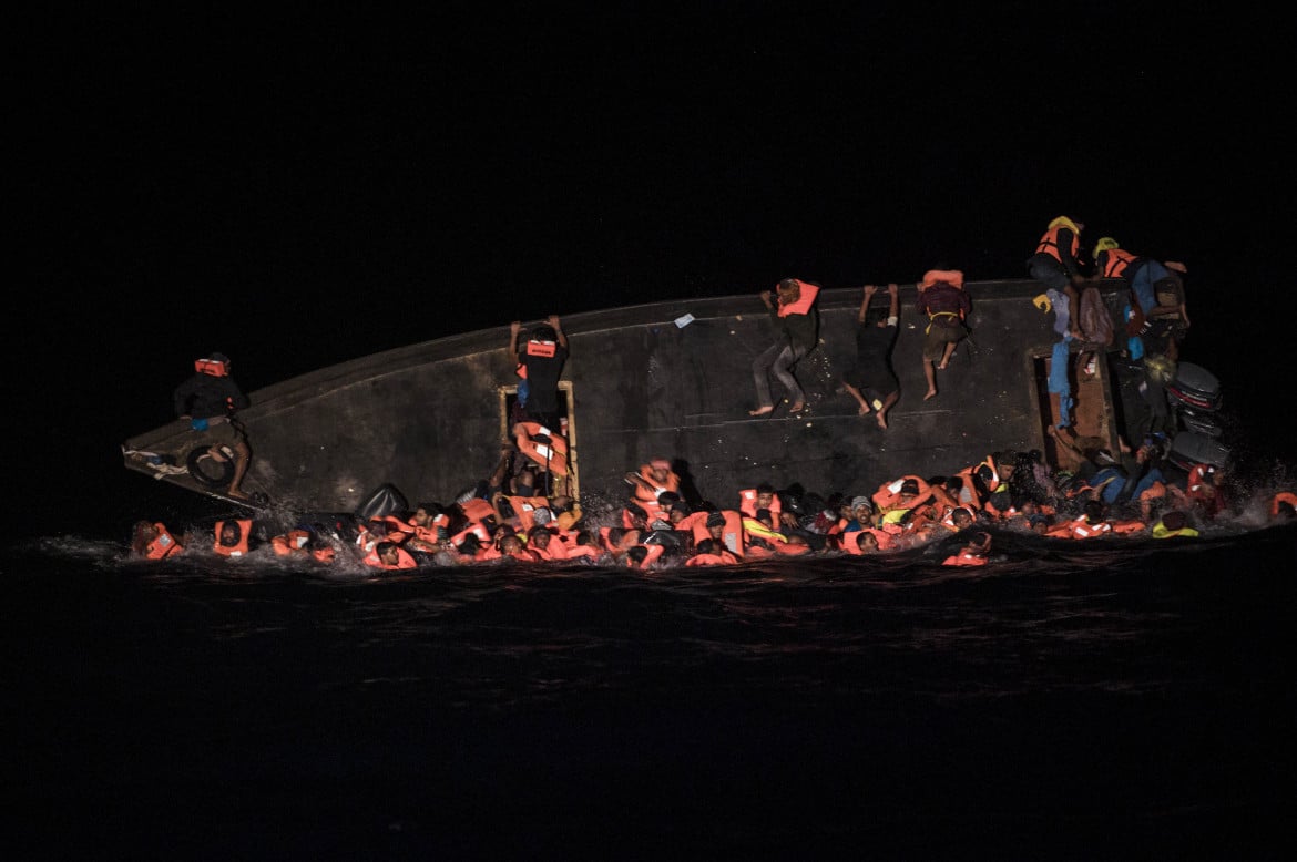 Migranti, naufragi a largo di Lampedusa: muoiono un neonato, una donna e 30 sono i dispersi