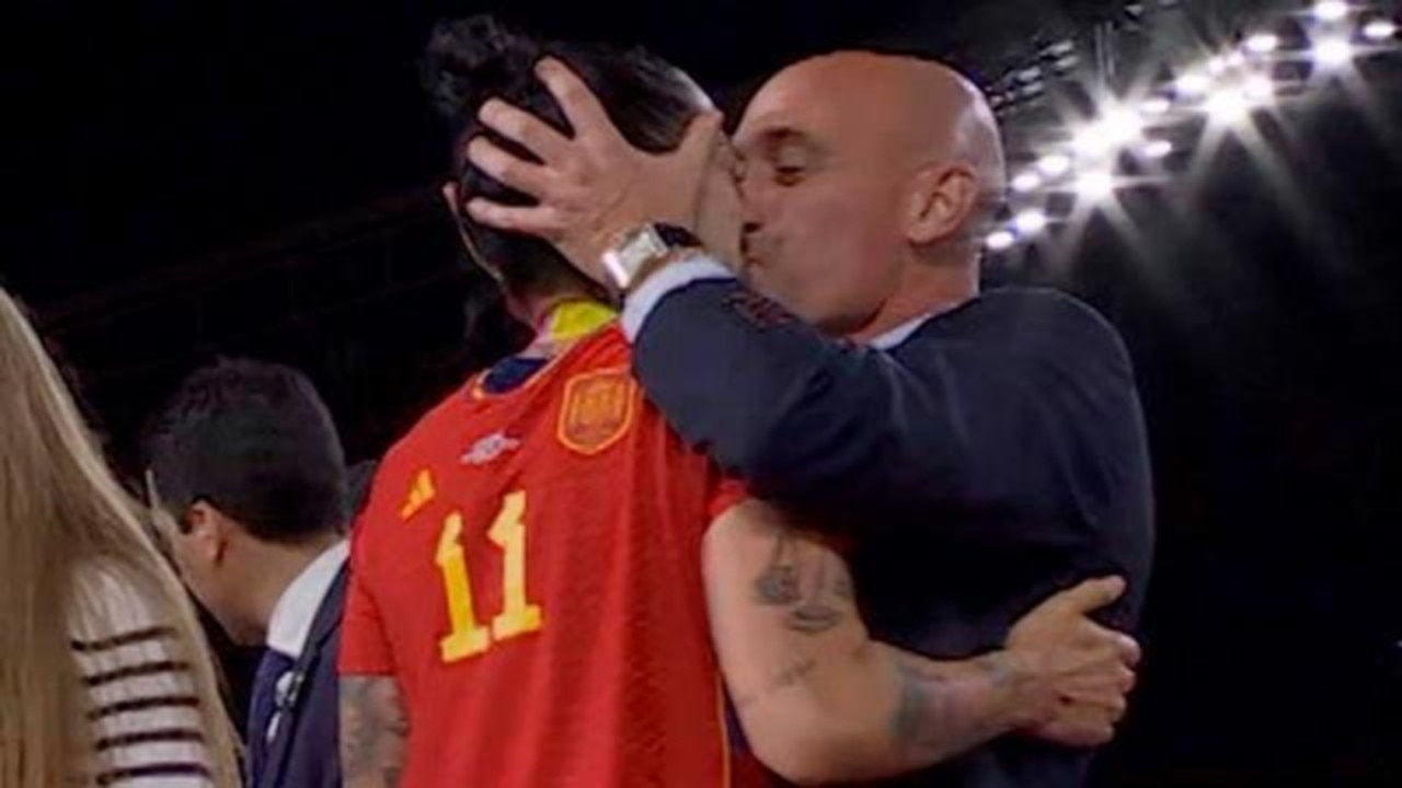 Luis Rubiales squalificato per 3 anni dalla Fifa dopo il bacio 'rubato' a Jennifer Hermoso