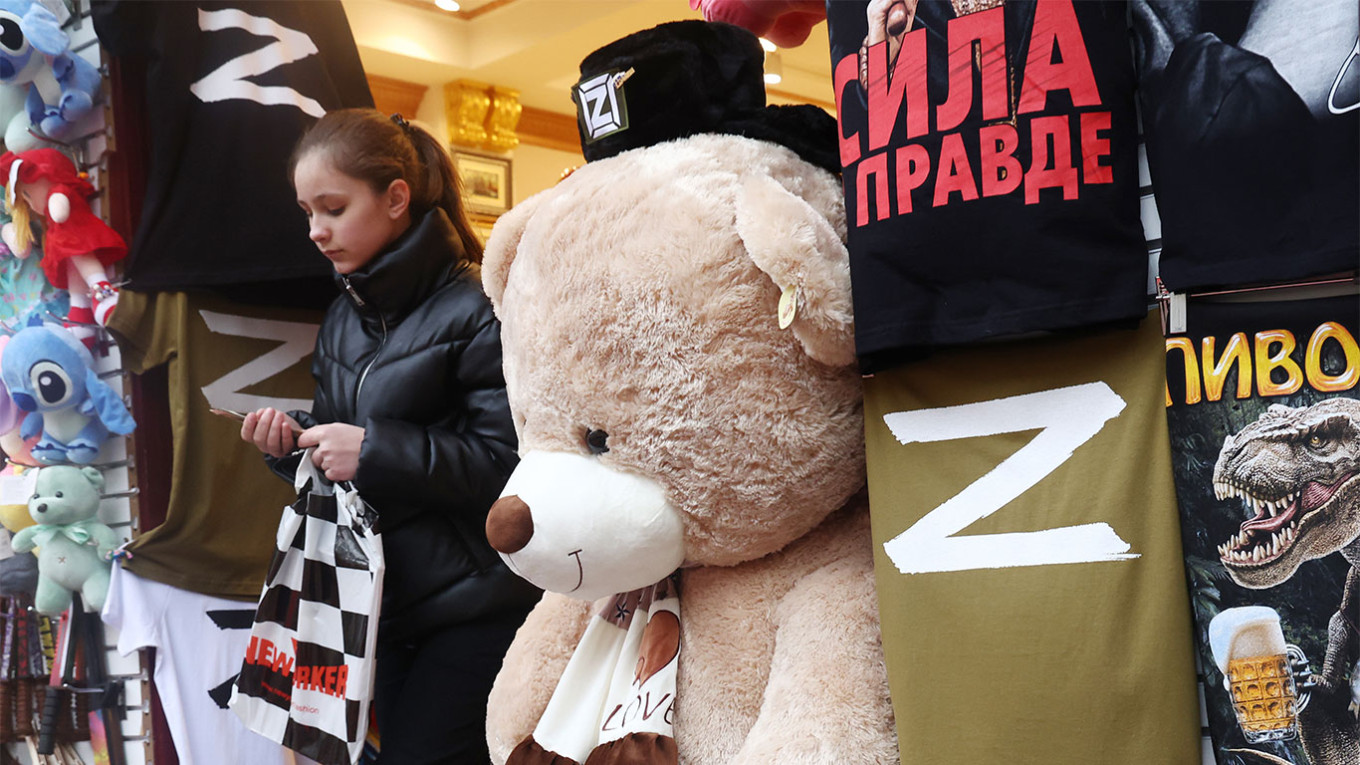 Russia: a processo per aver criticato un bambino che aveva un cappello con la Z