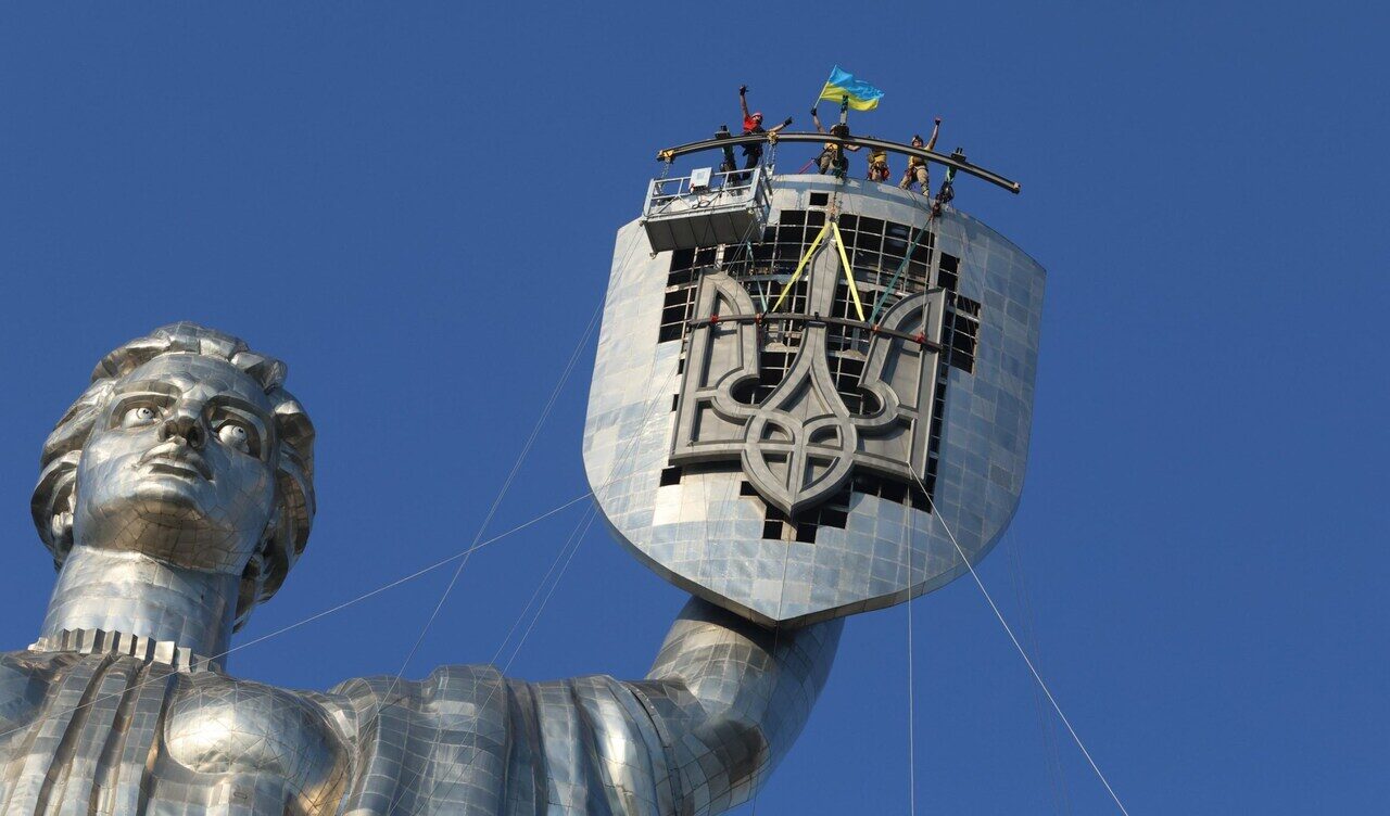 Kiev: il tridente ucraino al posto della falce e martello sovietica sul monumento della madrepatria