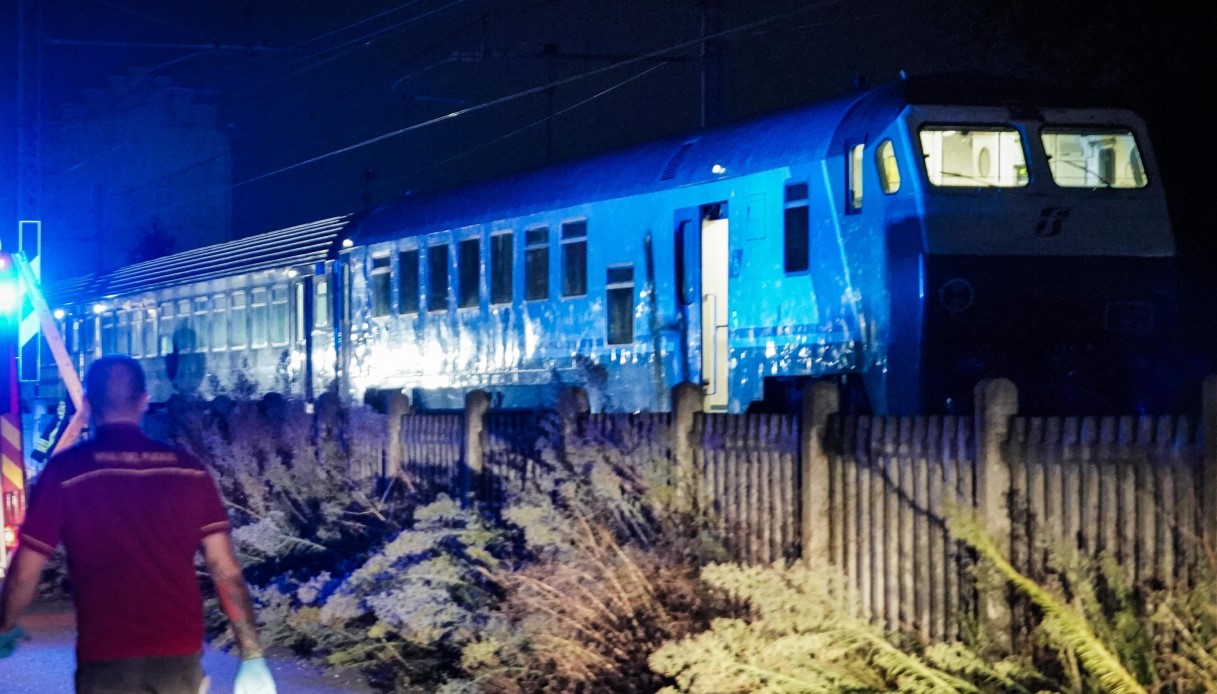 Cinque operai travolti e uccisi da un treno, sotto shock il conducente: illese altre due persone