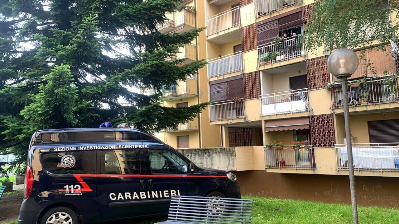 carabinieri-milano Uccide la madre e poi si getta dal balcone: è stato il 53enne ad avvertire la polizia prima di togliersi la vita