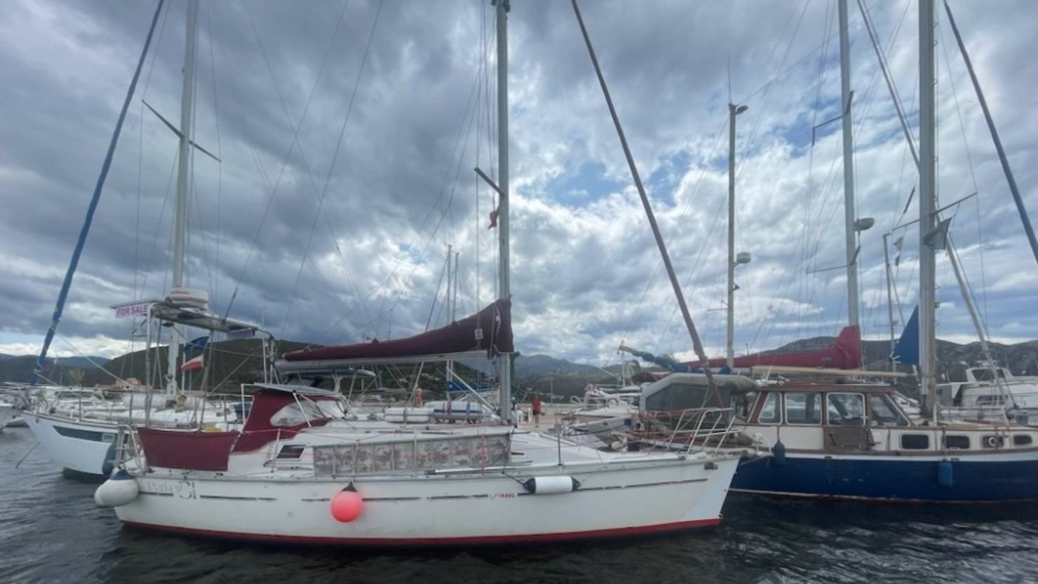 Una famiglia russa arriva in Corsica in barca a vela e chiede asilo politico