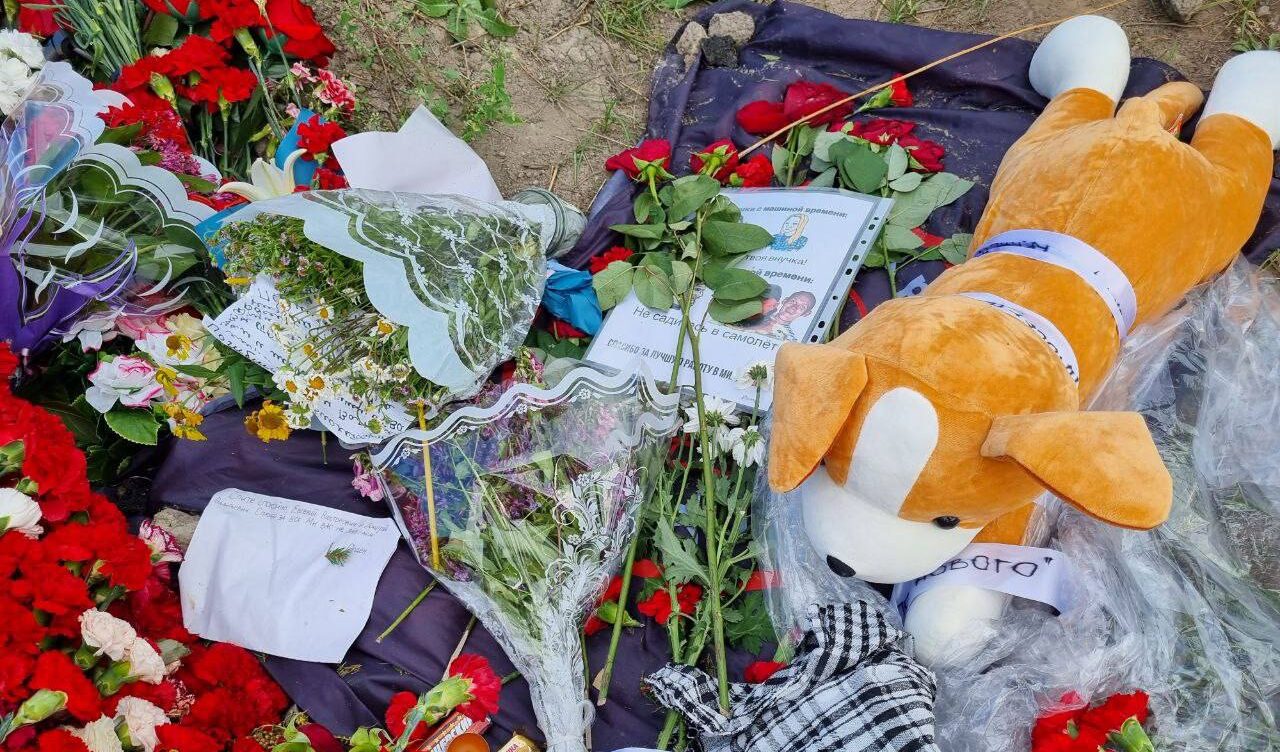 Peluche, giocattoli e lumini in ricordo di Prigozhin: molti russi omaggiano il criminale di guerra